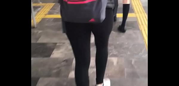  Leggins traía cachetero negro con encaje blanco.